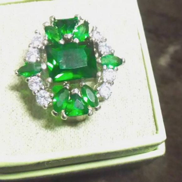 N/A Jewelry - New Genuine Green & White Topaz Ring!